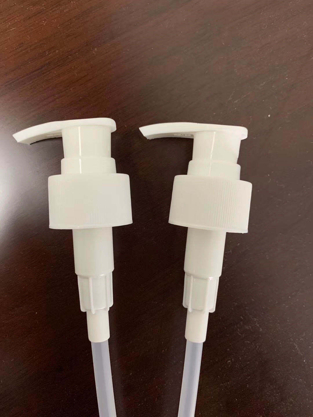 广州现货24牙28牙32牙38牙黑白色按压式泵头螺纹乳液洗手液泵头