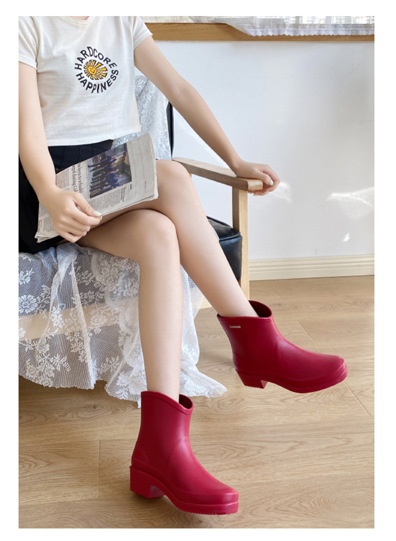 新款时尚雨鞋女学生雨天踩水胶鞋防水短筒雨靴防滑耐磨加绒鞋套冬