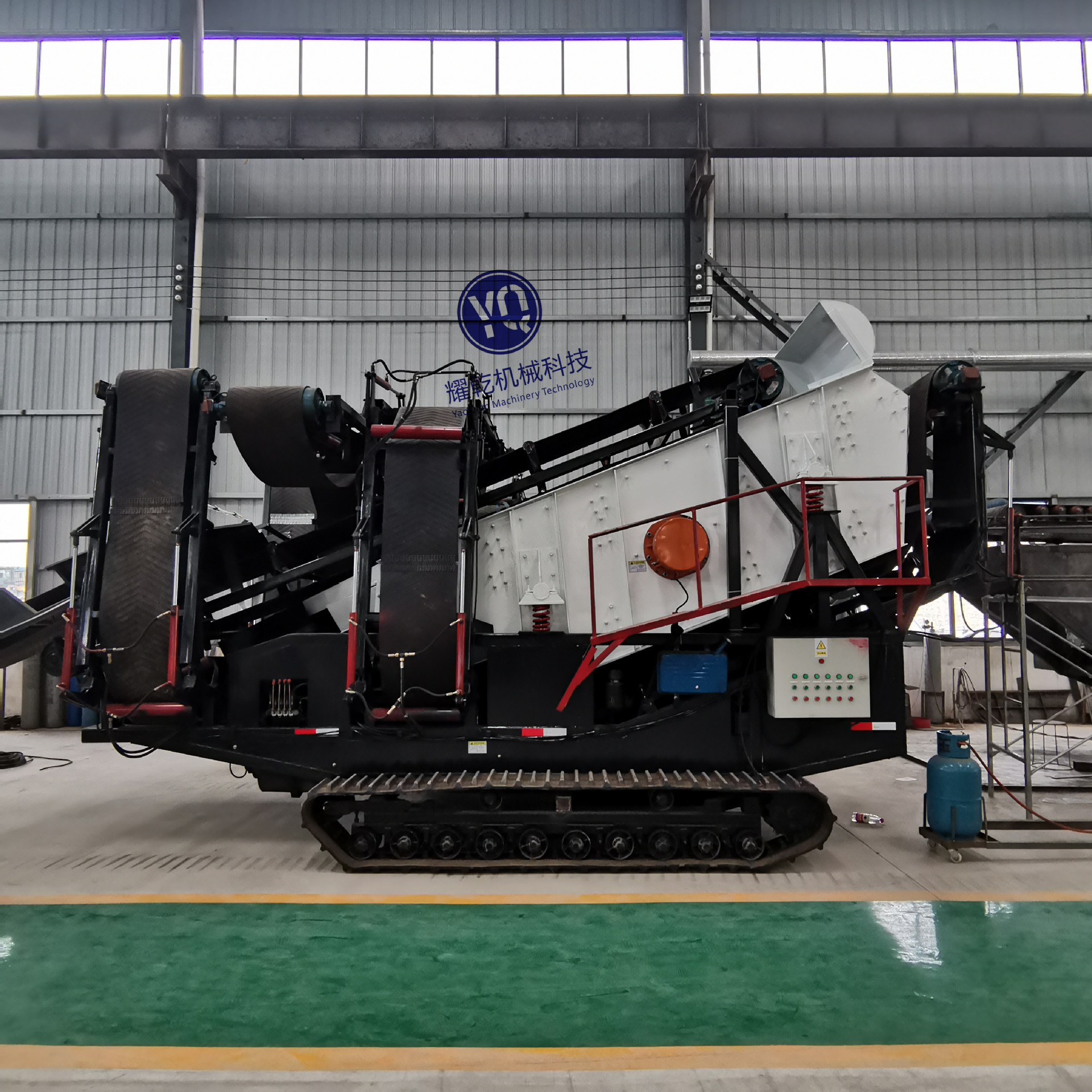 移动石料筛分车建筑垃圾沙石移动破碎筛分车耀乾移动破碎站厂家