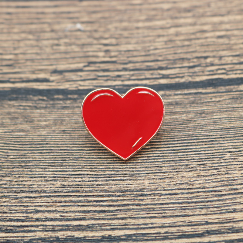 个性红色爱心胸针男女可爱日系情侣别针创意领口装饰包包配饰