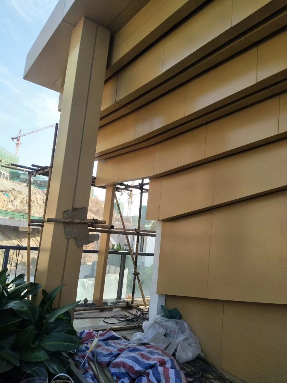 木纹铝单机 弧形铝单板幕墙 户外装饰木纹铝单板 密拼式铝板吊顶