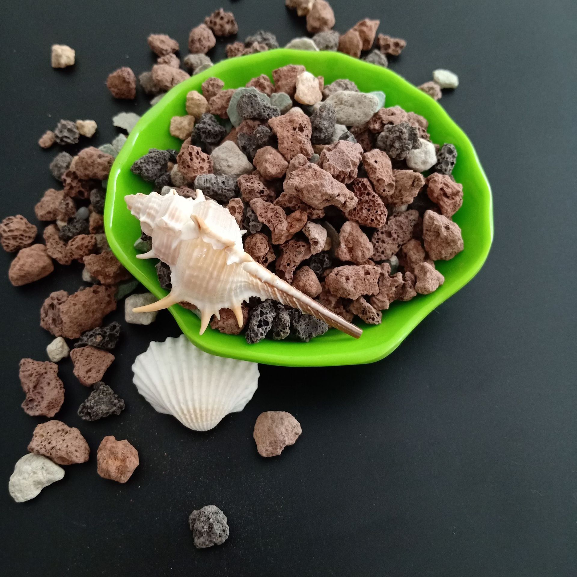 厂家大量供应彩虹石持水透气彩虹石 多肉盆栽底石面石营养虹彩石