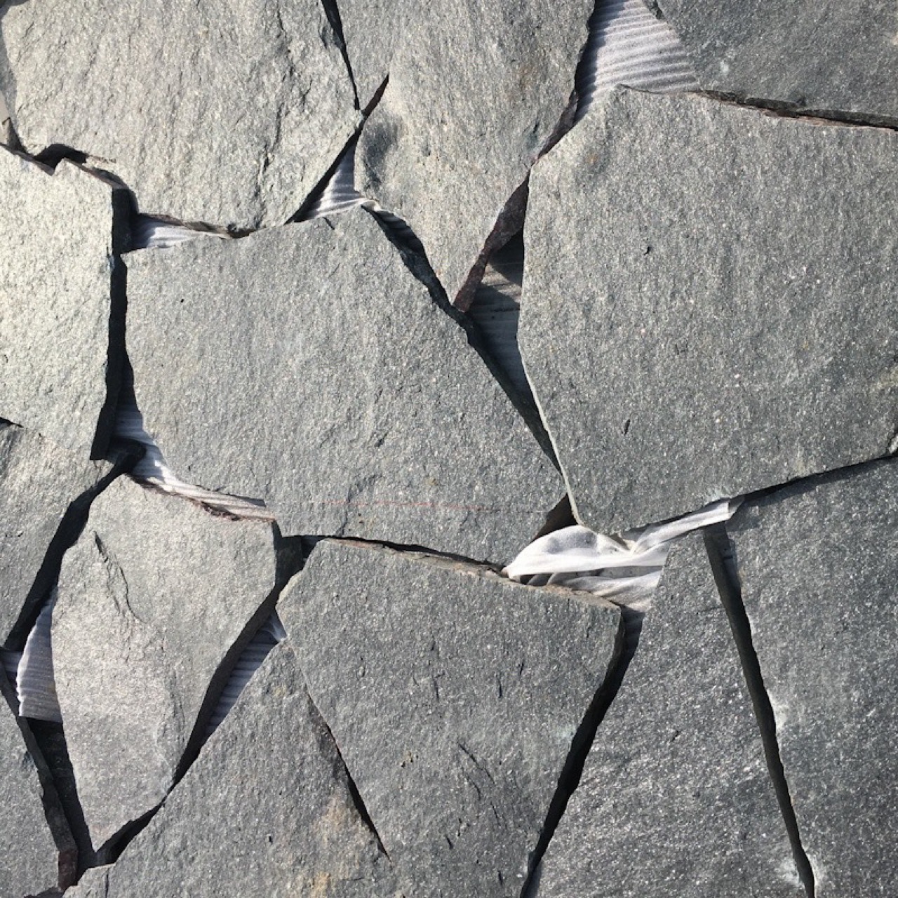 众力天然碎拼石乱形石 公园铺路石防滑装饰石材 垒墙石碎拼板岩