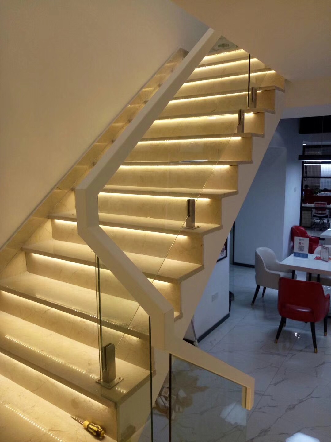 新款现代玻璃扶手不锈钢玻璃扶手立柱脚卡槽扶手玻璃托大量供应