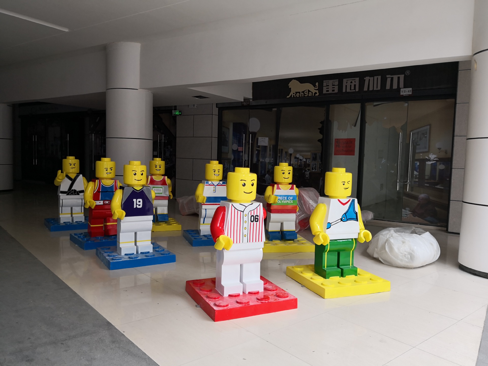玻璃钢乐高人偶雕塑商场lego连锁机构门店公仔吉祥物装饰迎宾摆件