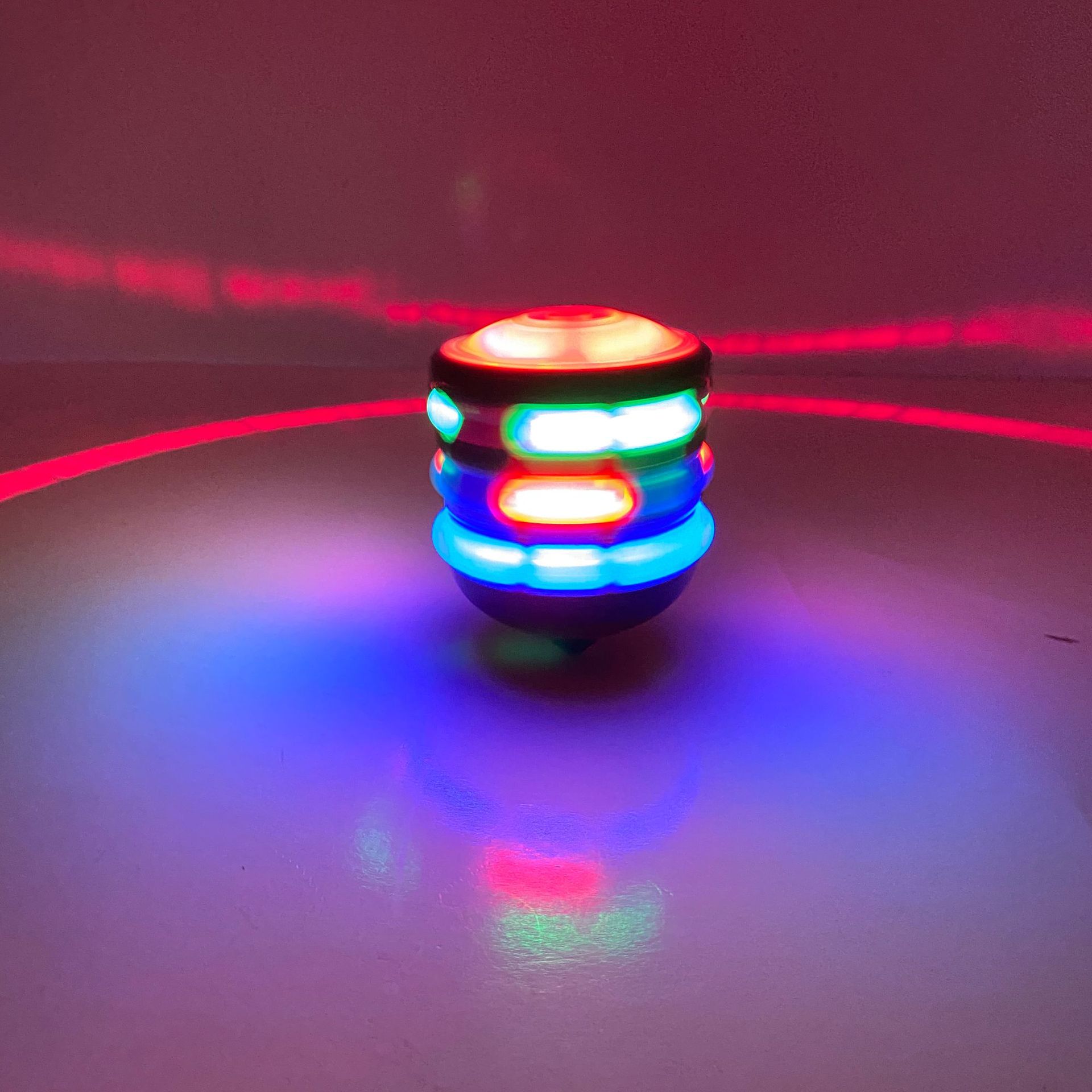 地摊热卖抖音同款儿童玩具七彩闪光弹射陀螺 带电子旋转陀螺批发