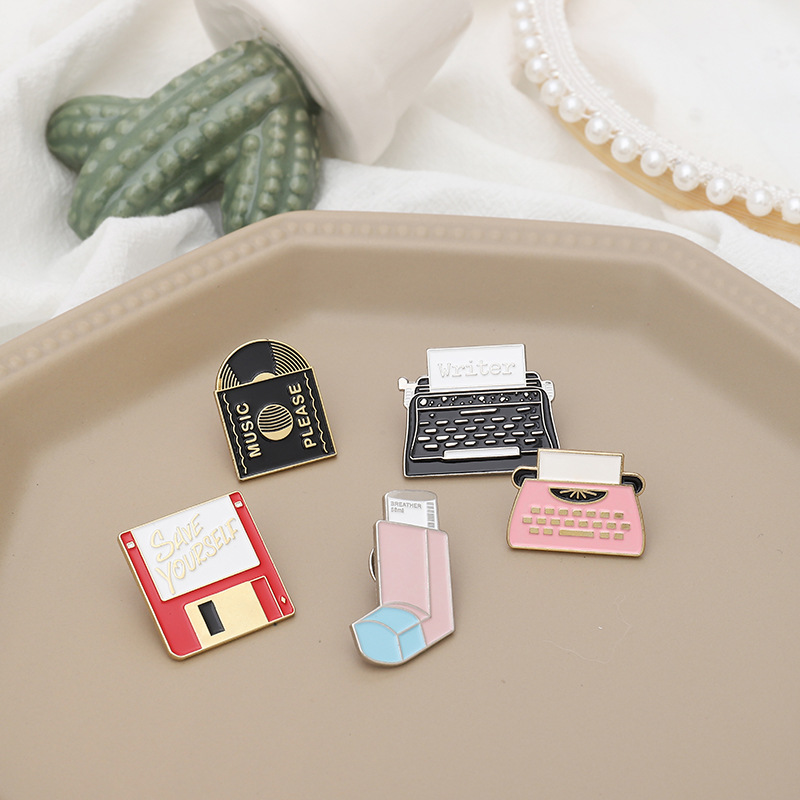 2020 Creative Alloy Brooch Cartoon Dripping Oil USB Memory Card Gramophone Record Typewriter Brooch Pin