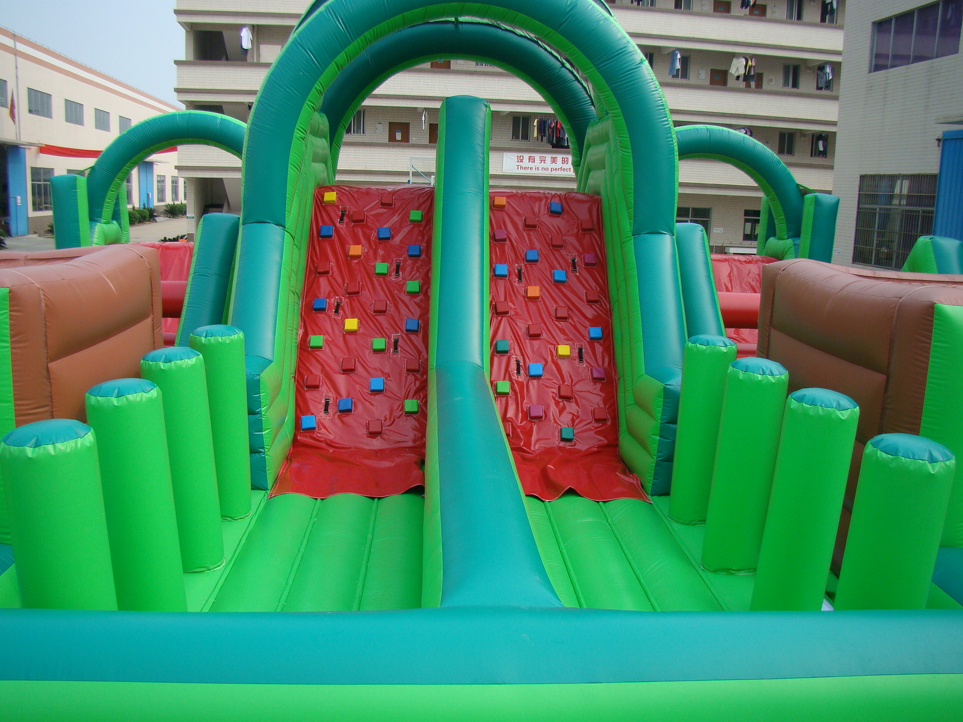 产品描述充气产品主要是进行水上娱乐运动的一类产品,例如滑梯冰山,跳