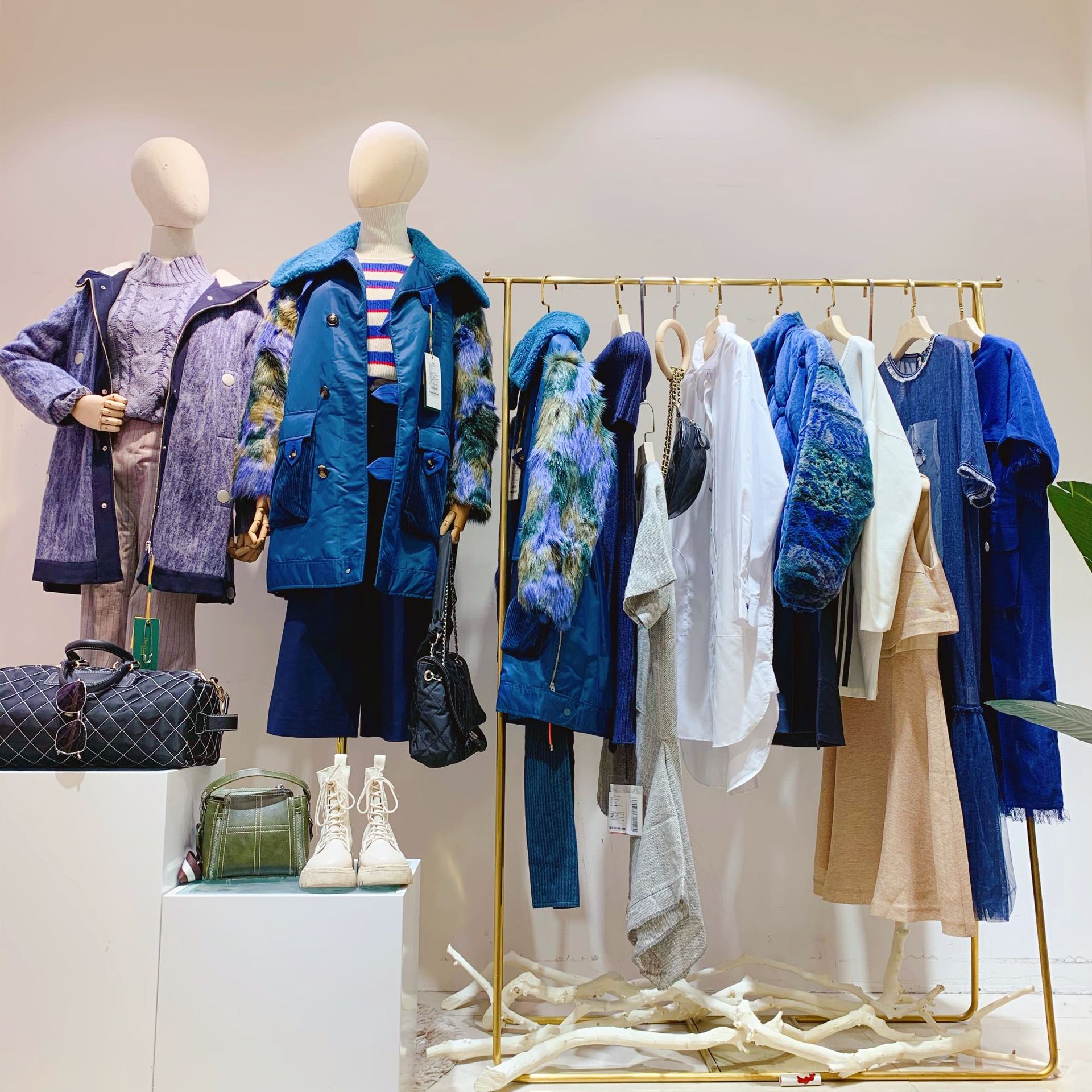 the letter上海潮牌女装源头厂家货源 reni芮妮品牌折扣女装尾货