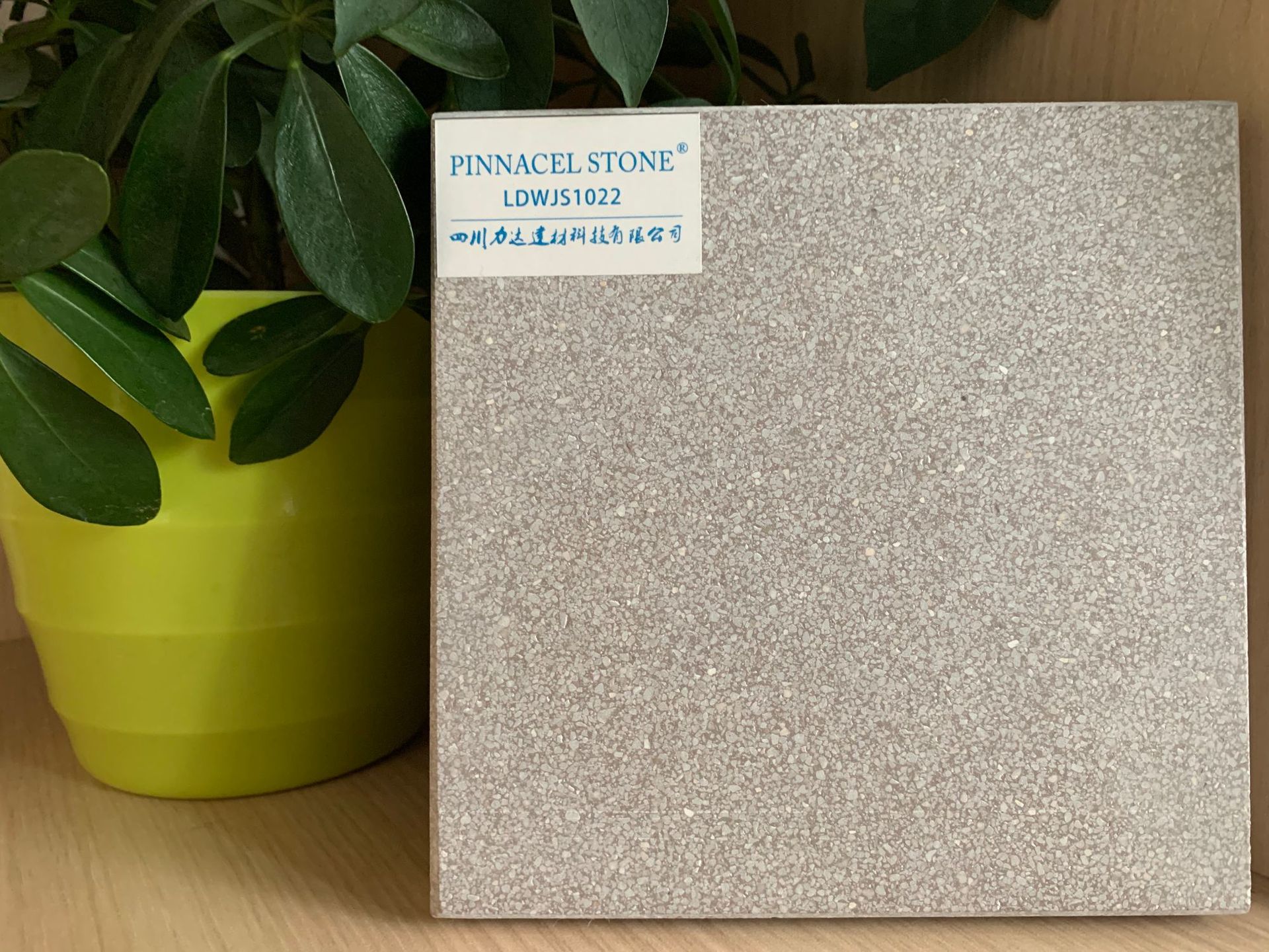 力达牌泰科石花坛圆形树池预制现场施工 米白色表面仿水磨石肌理