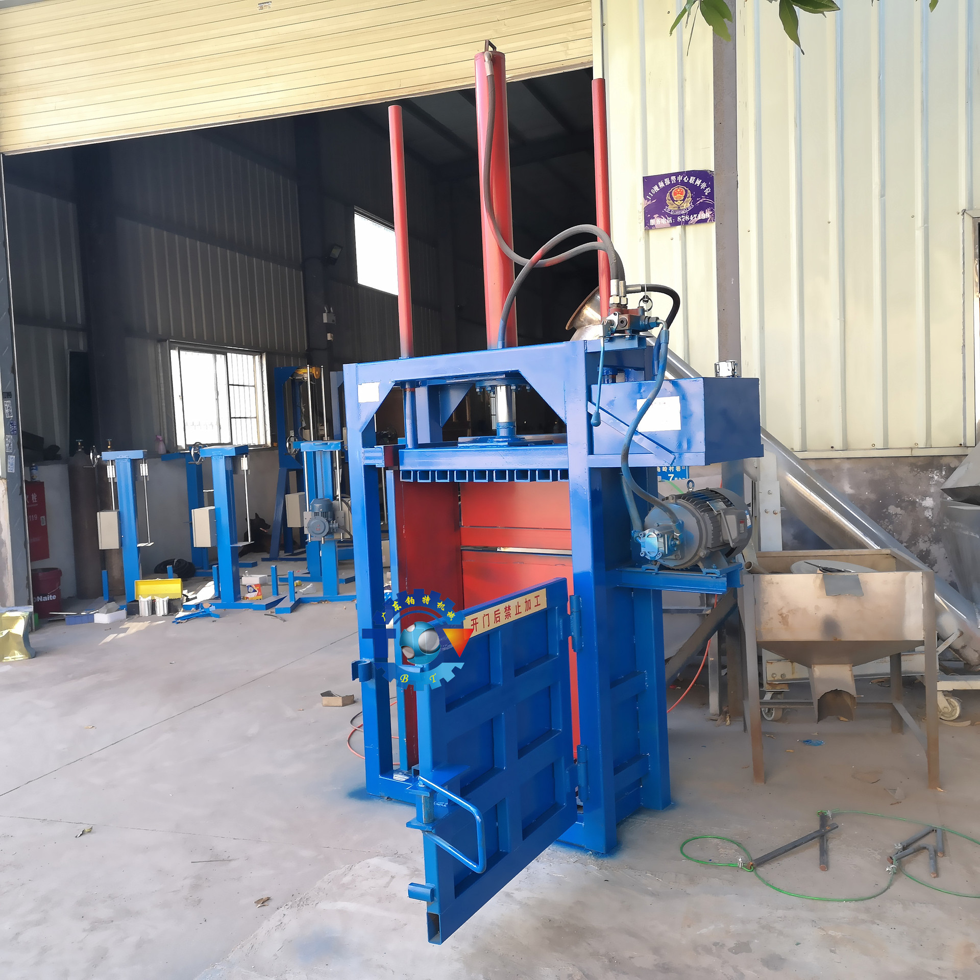 液压打包机特点: 出料形式有翻包,推包(侧推和前推)或人工取包(打包)