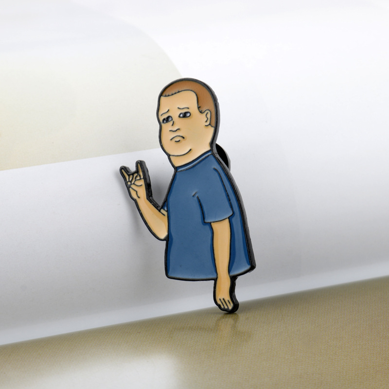 喜剧动漫周边 一家之主 bobby hill 鲍比·希尔合金滴油胸针徽章