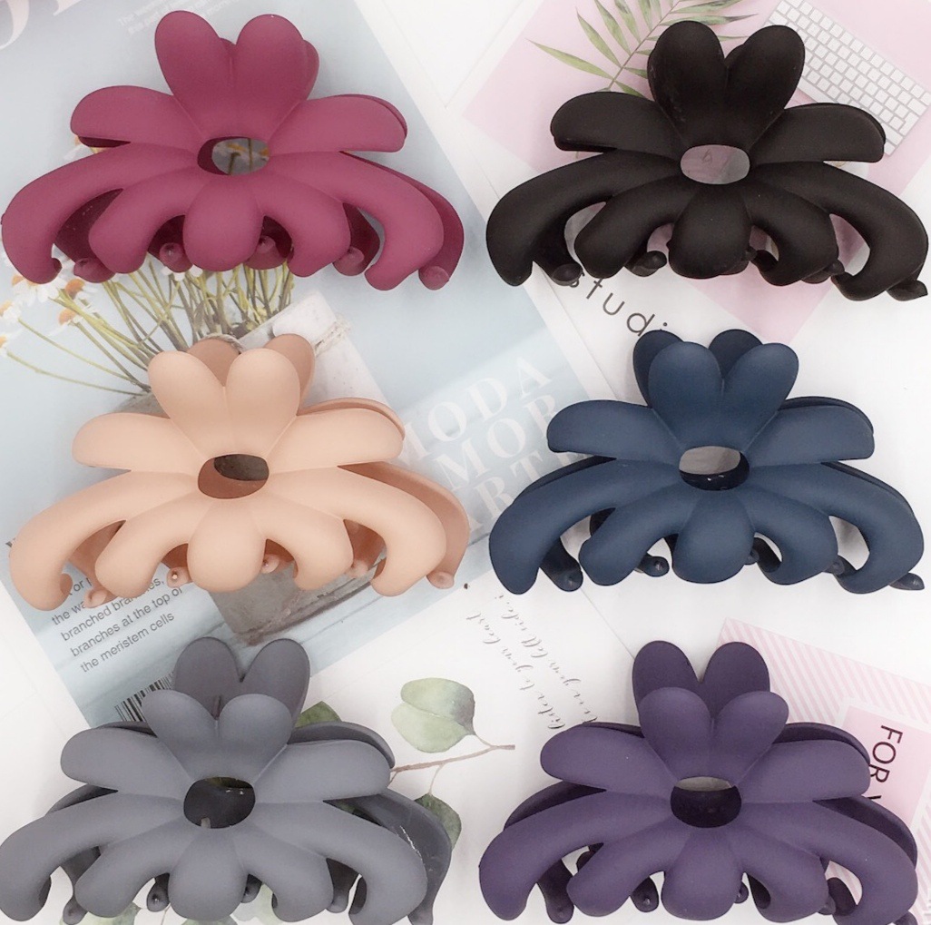 Factory Direct Sales Korean Hair Accessories Solid Color Frosted Lotus Claw Rubber Paint Barrettes Bath Grip Hair Clip