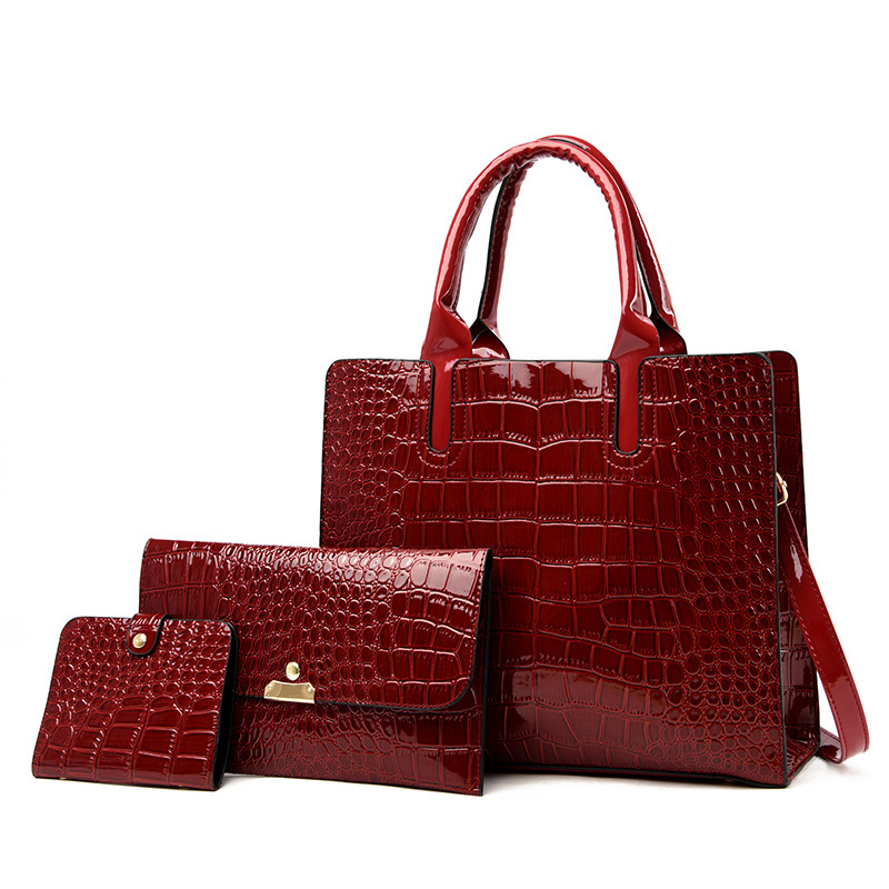 会有些不同,同款颜色断货时随机调配其他颜色或者同价位同款其他图案