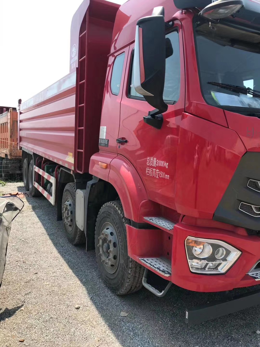 新下线豪瀚前四后八自卸车18953179819