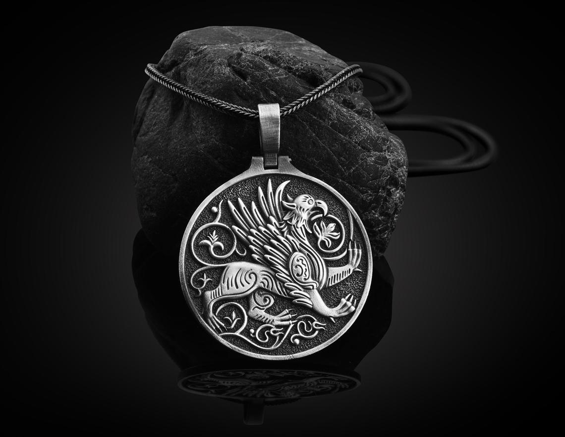 跨境热销希腊神话狮鹫护身符吊坠男士项链复古图腾毛衣链外贸新款