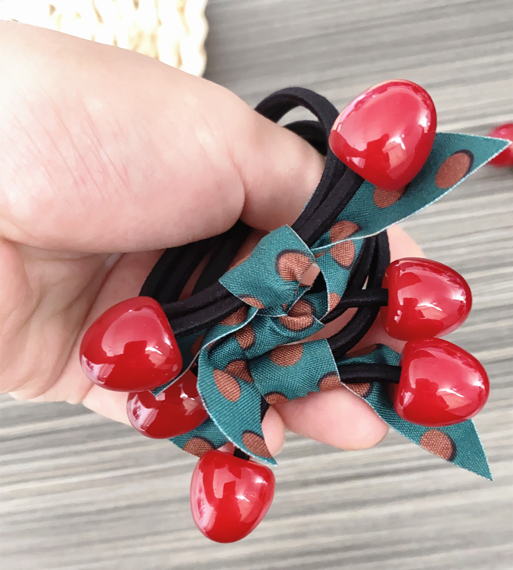 颜色红色樱桃加丝带产地义乌样式女式货号009区-1-03号材质皮筋产品