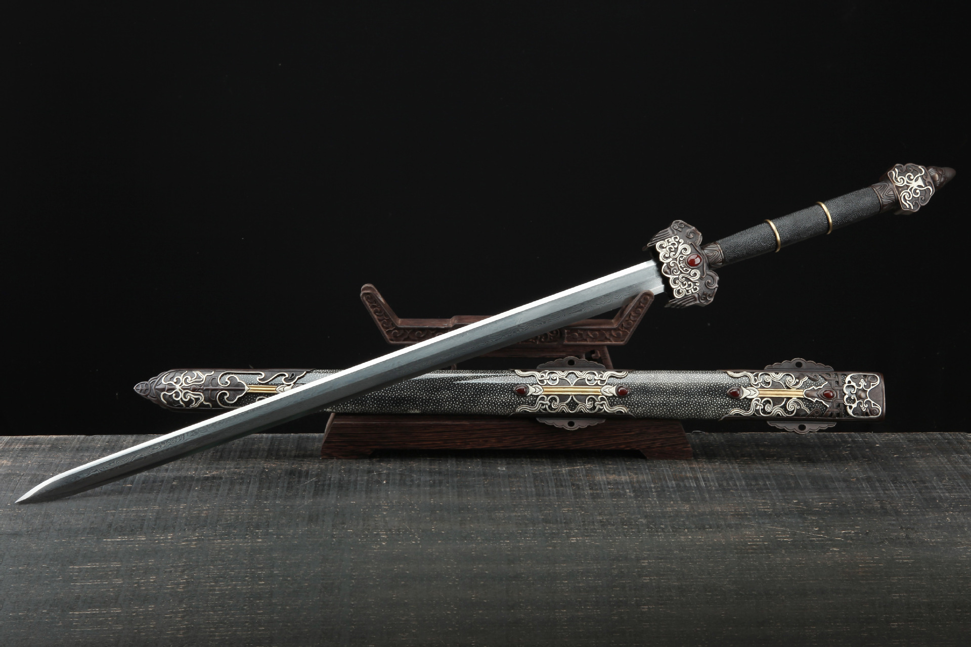 龙泉市刀剑中式复古宝剑一体镂空手工锻打八面花纹钢长剑未开刃