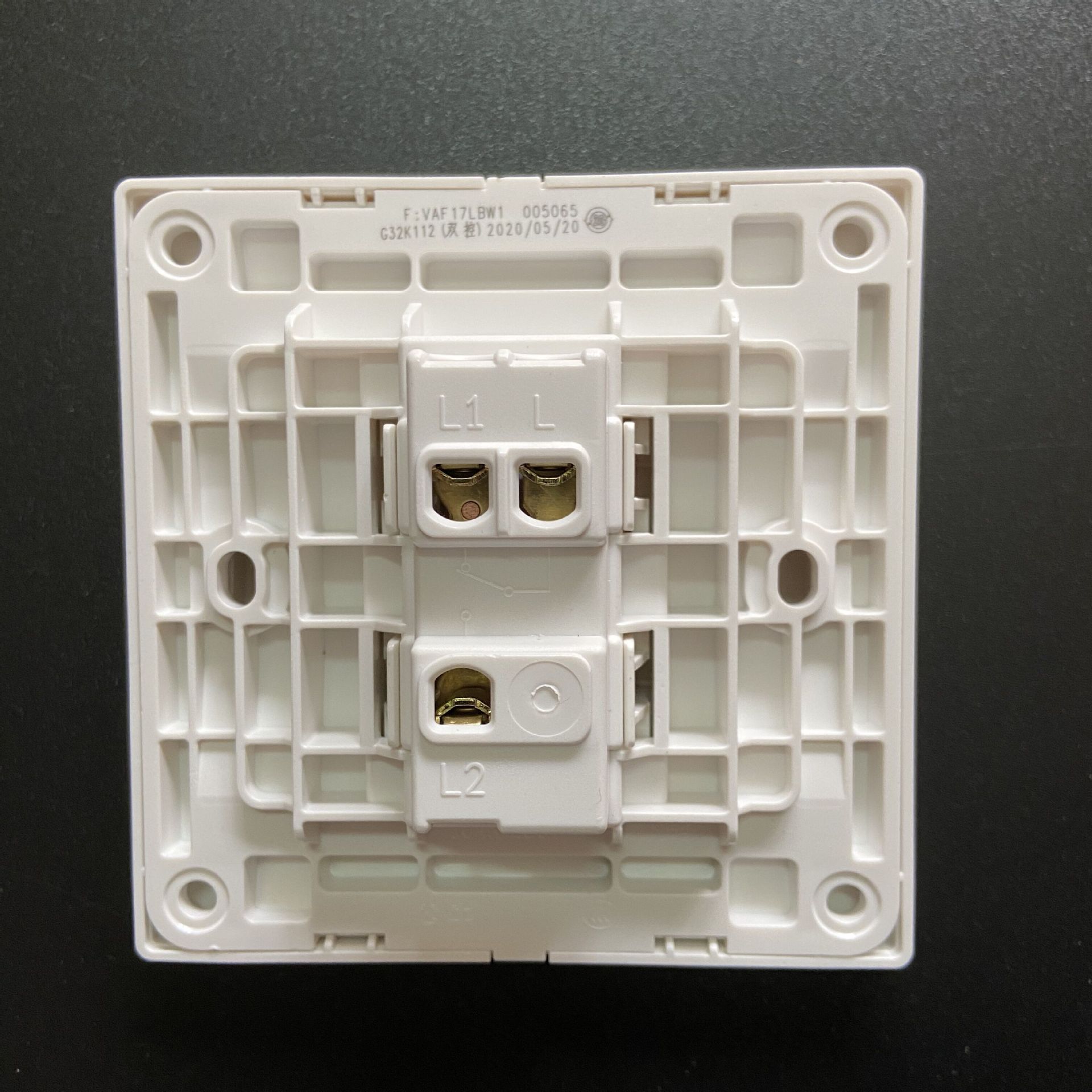 公牛装饰开关家用暗装墙壁插座一开五孔二开双控g32守护10a16a