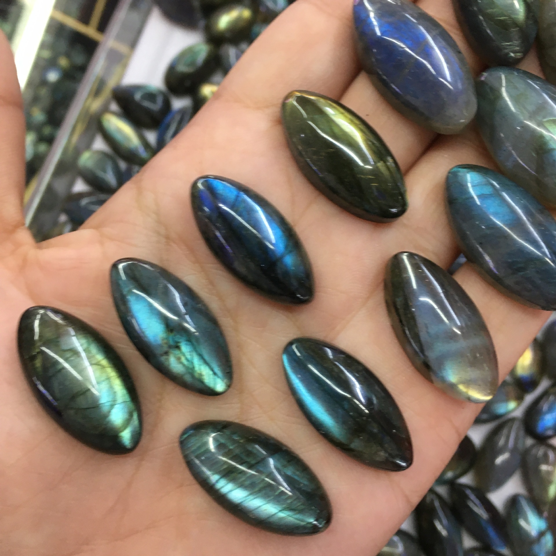 天然月光石拉长石马眼戒面 闪光石裸石随型吊坠配饰 厂家批发