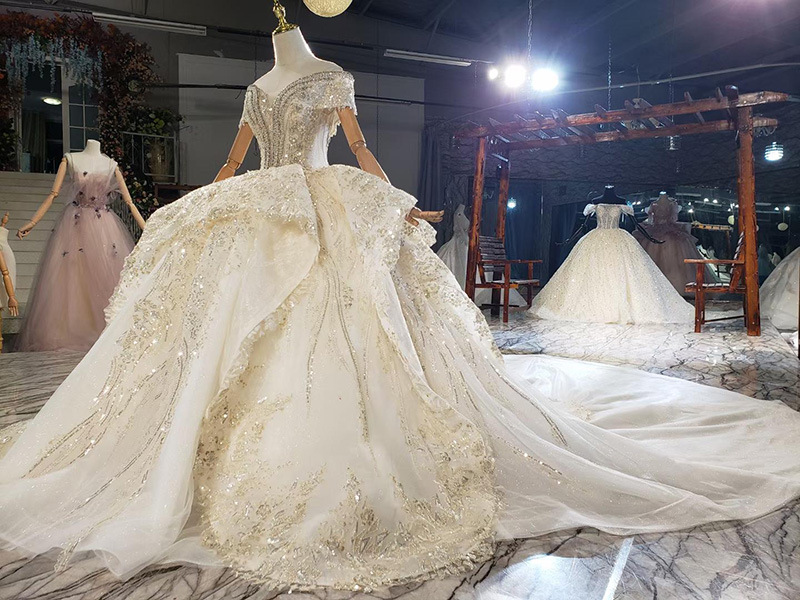 秋冬修身白色中袖长款一字肩长袖高腰婚纱 新娘2020新款结婚礼服