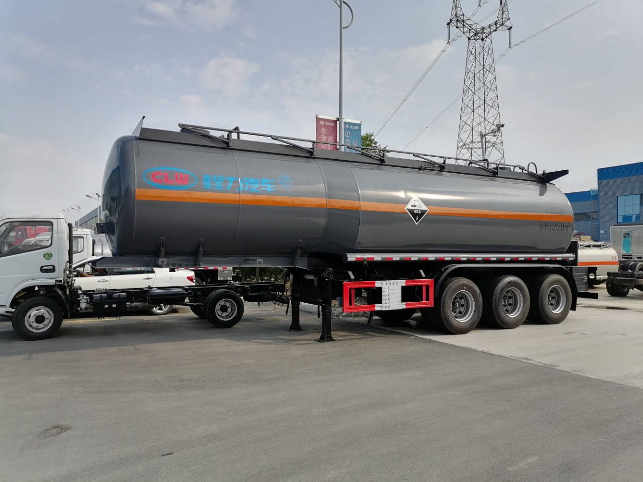 次氯酸钠罐式运输车,30方次氯酸钠槽罐车价格,圆形封头美观大方