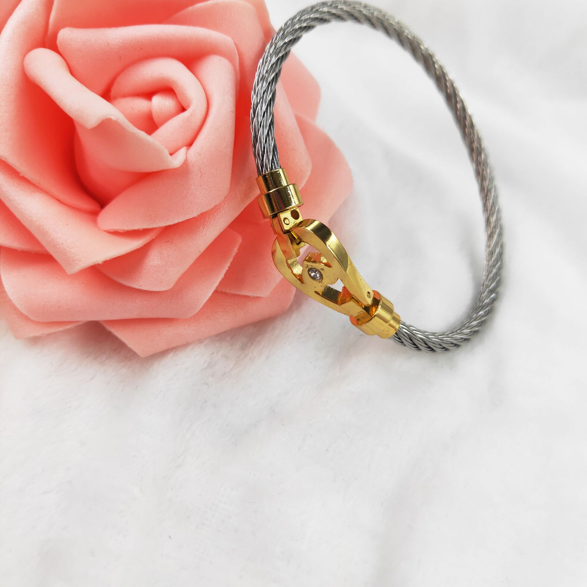 不锈钢麻花绳马蹄形镶钻手镯 f*d钛钢马蹄扣手镯 弹力钢丝绳手环