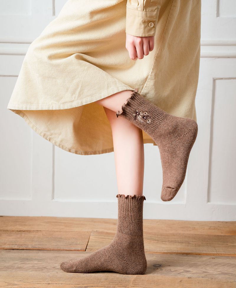 秋冬新品木耳边花朵刺绣加厚保暖羊毛袜批发 学院风女士中长筒袜