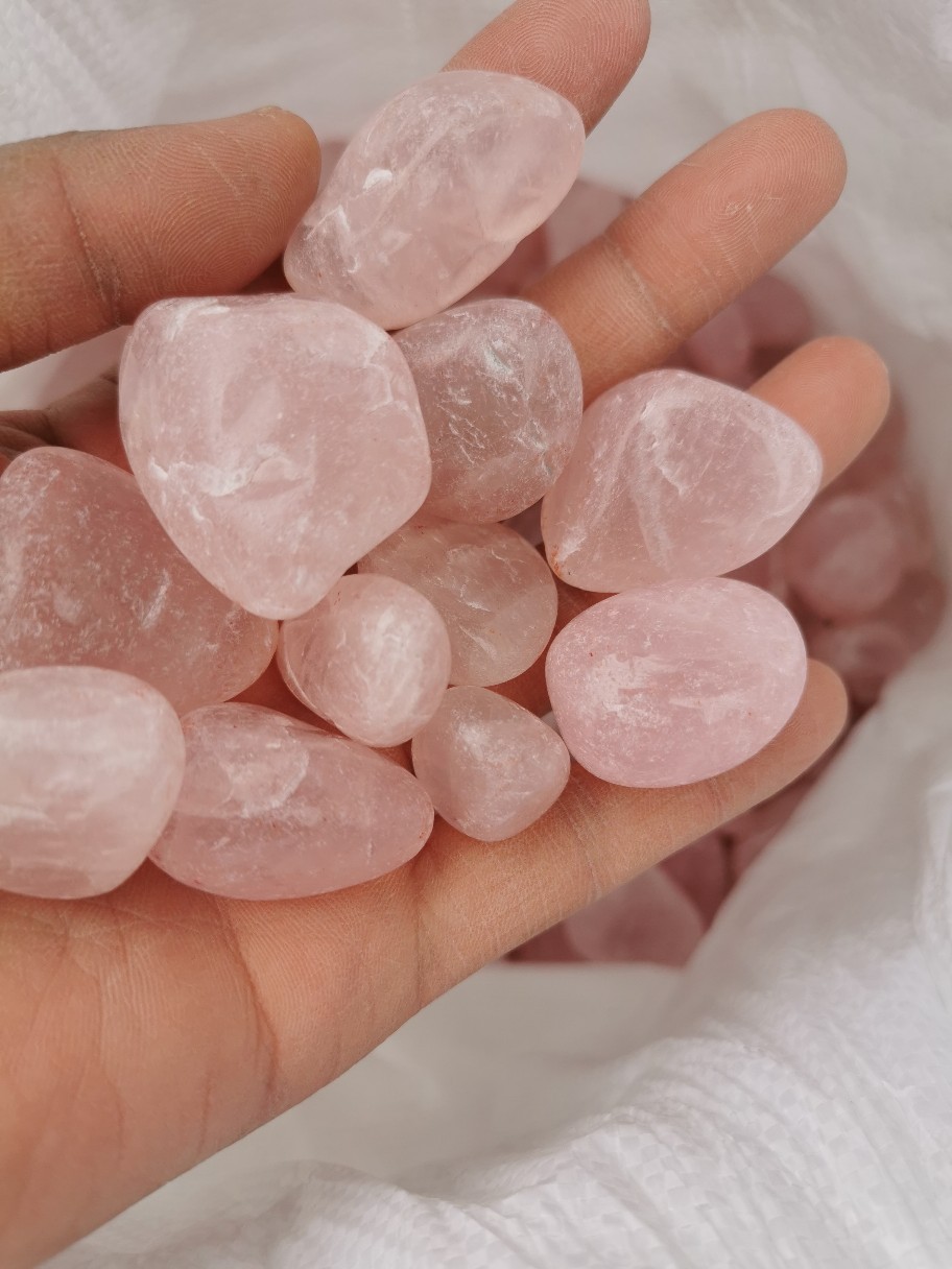 天然马达加斯加莫桑比克粉水晶碎石颗粒原石原矿