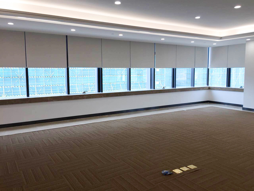 电动遥控全遮光卷帘 广州批发制作办公室 会议室升降遮阳窗帘成品