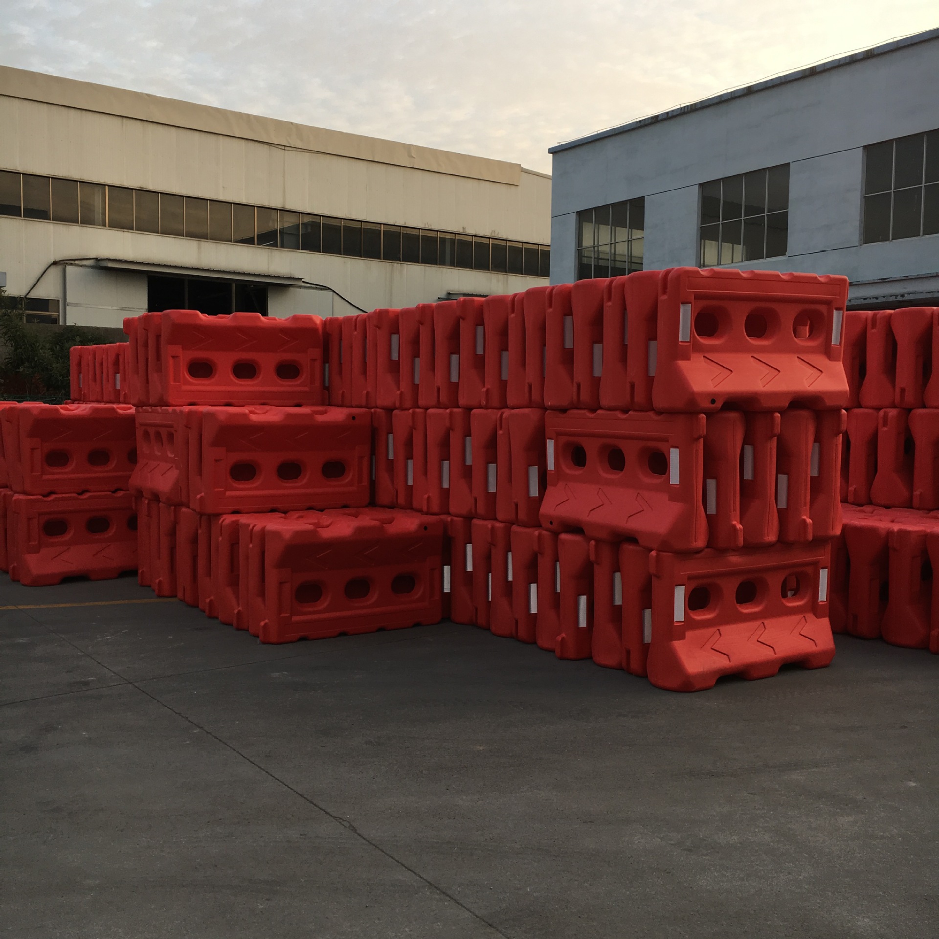 水马颜色为橘红和黄色,色泽鲜艳明亮,放空水后可