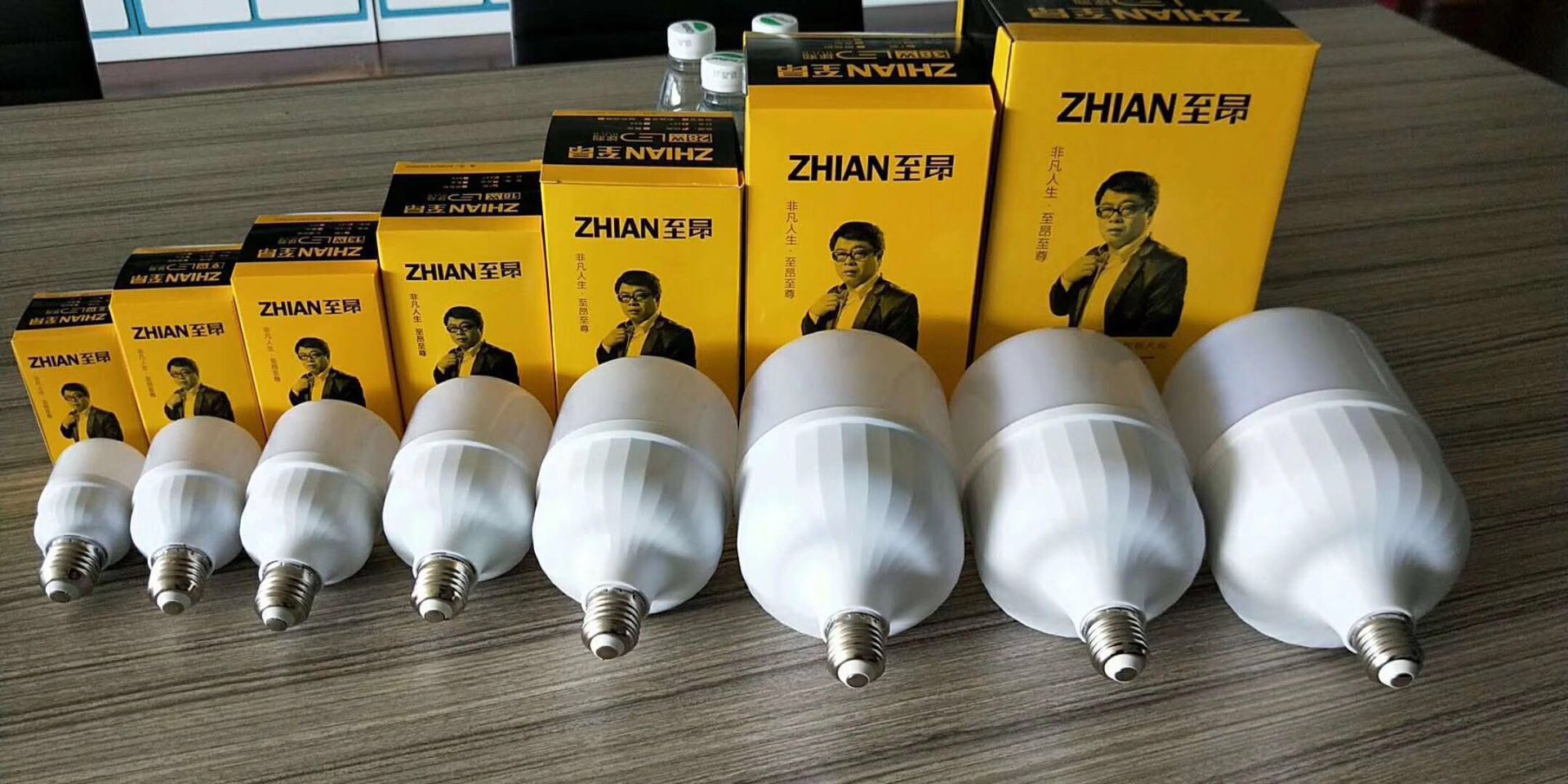 高品质上海至昂牌高泡LED球泡塑扣铝恒流驱动柱泡18W,28W赚钱利器