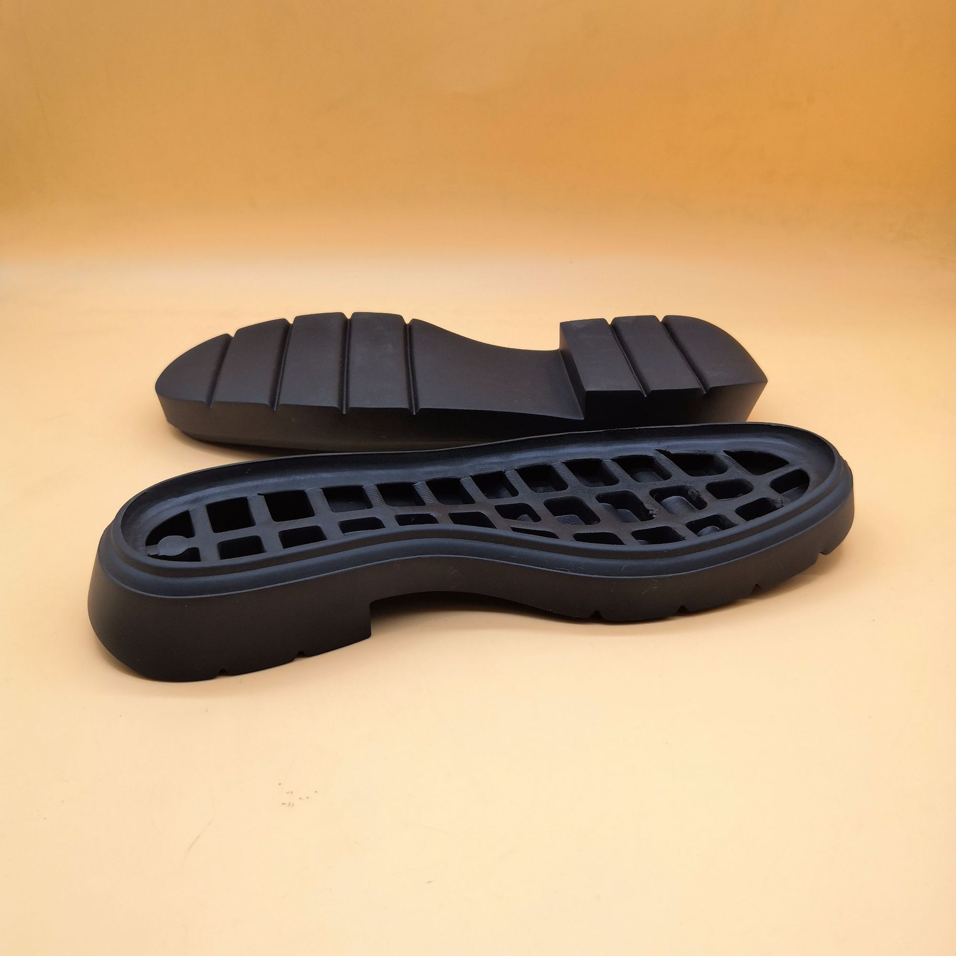 国足鞋材一次成型橡胶发泡鞋底ip轻便高弹防滑耐磨大底