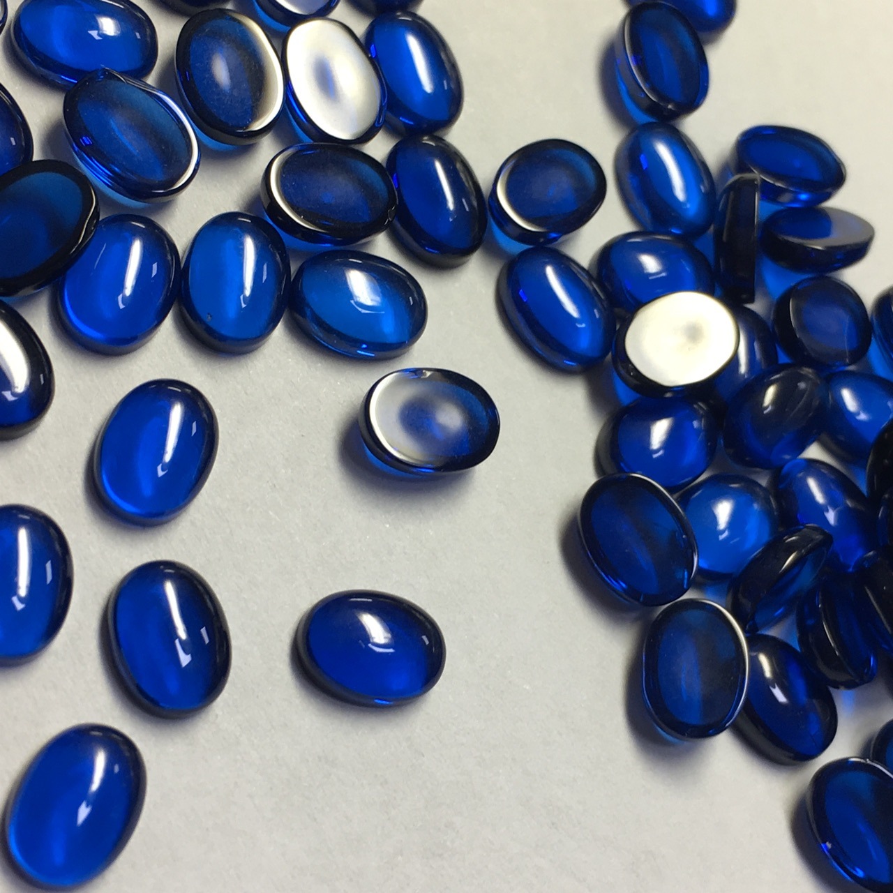 工厂直销合成蓝宝石素面 高仿蓝宝色 蛋面成品 首饰配石 欢迎咨询