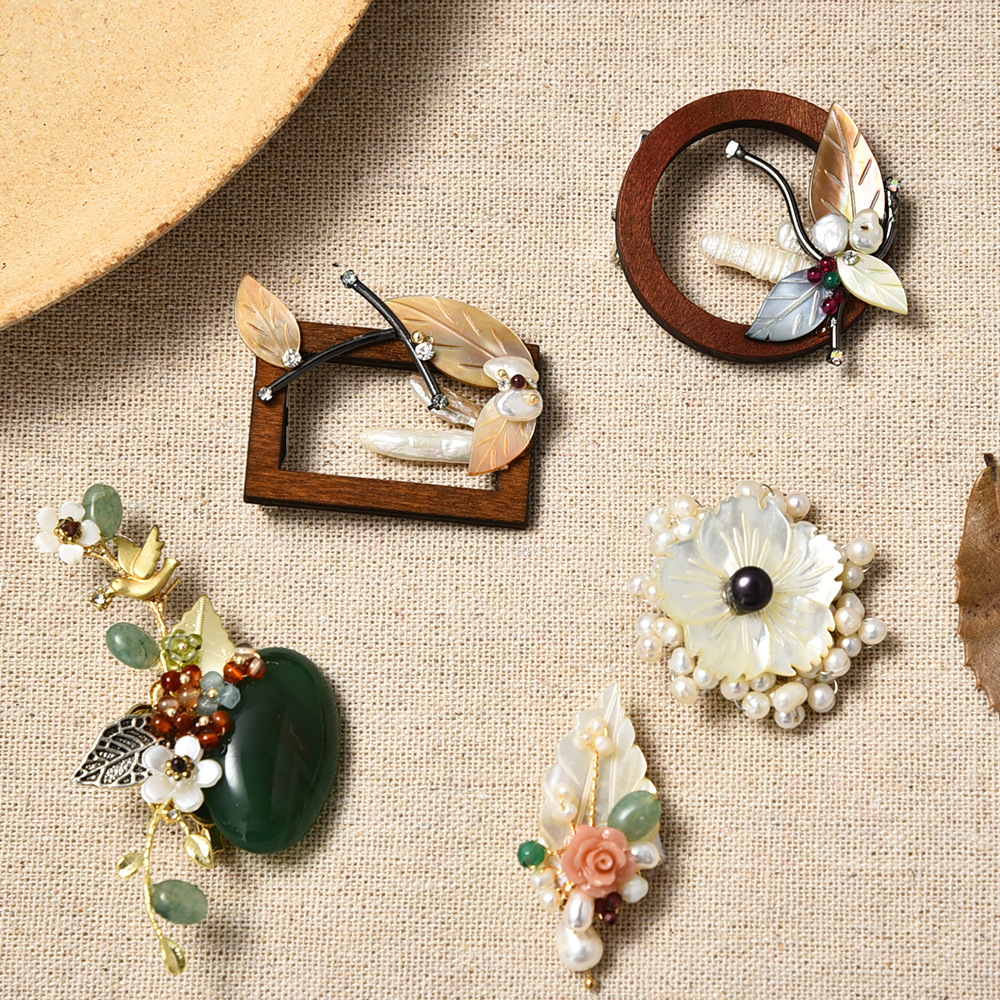 复古奢华新款玉石胸针文艺气质复古胸花吊坠轻巧别针两用配饰