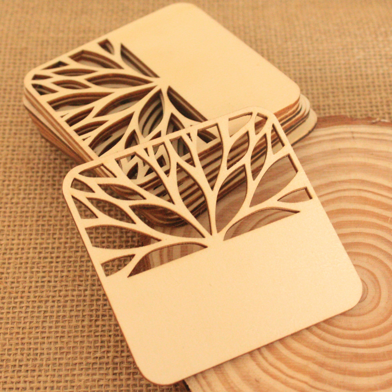 厂家供应新款木质激光镂空创意字母不规则花纹图案挂饰带绳挂件