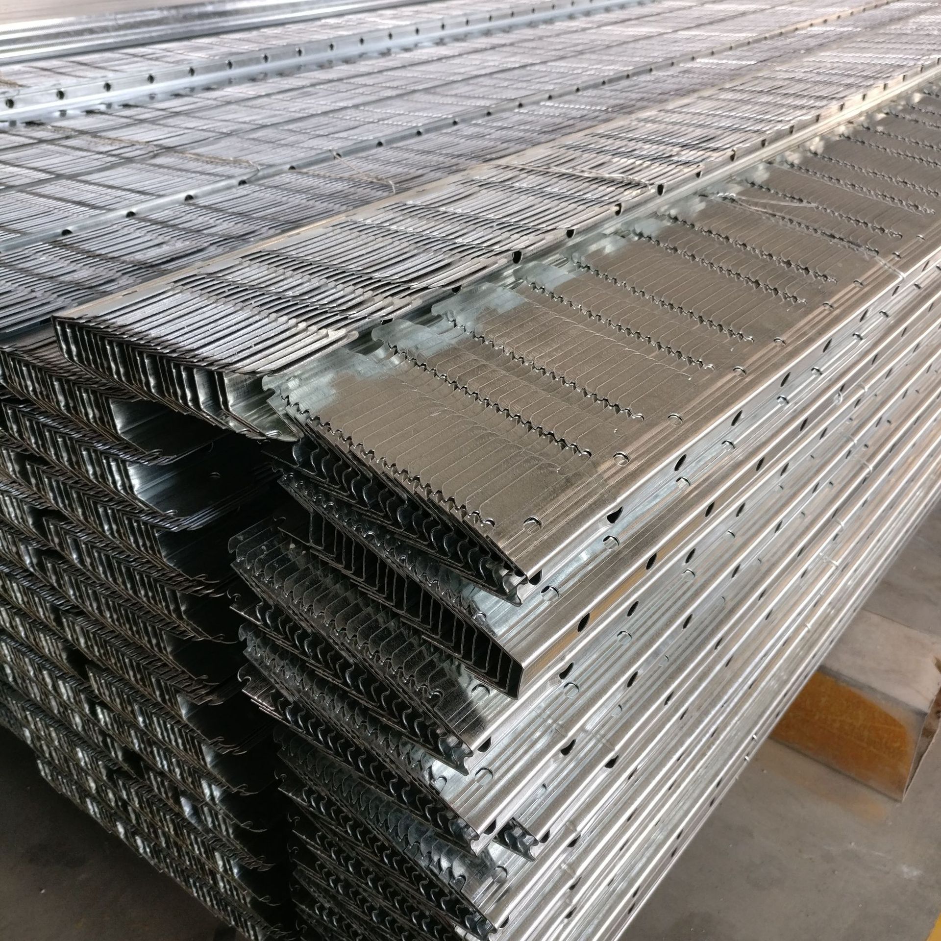 金星轻钢龙骨厂家批发吊顶32卡式龙骨38卡主隔墙防火工程龙骨