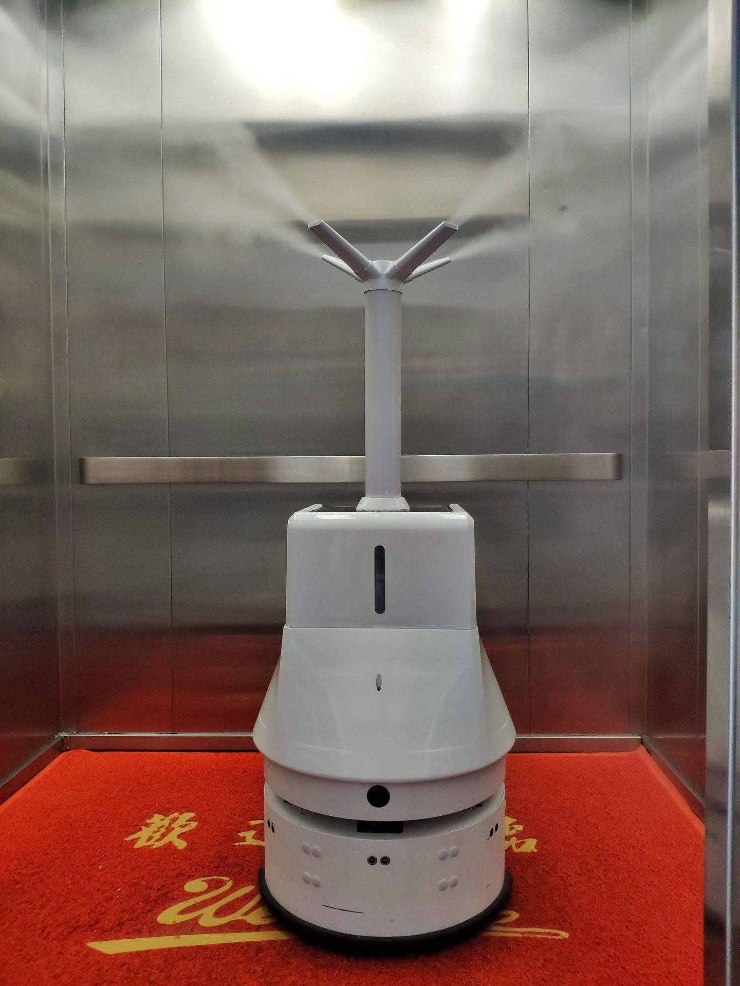 浙江疫情紧急防控 公共场所大面积喷雾消毒 自动巡航机器人出货