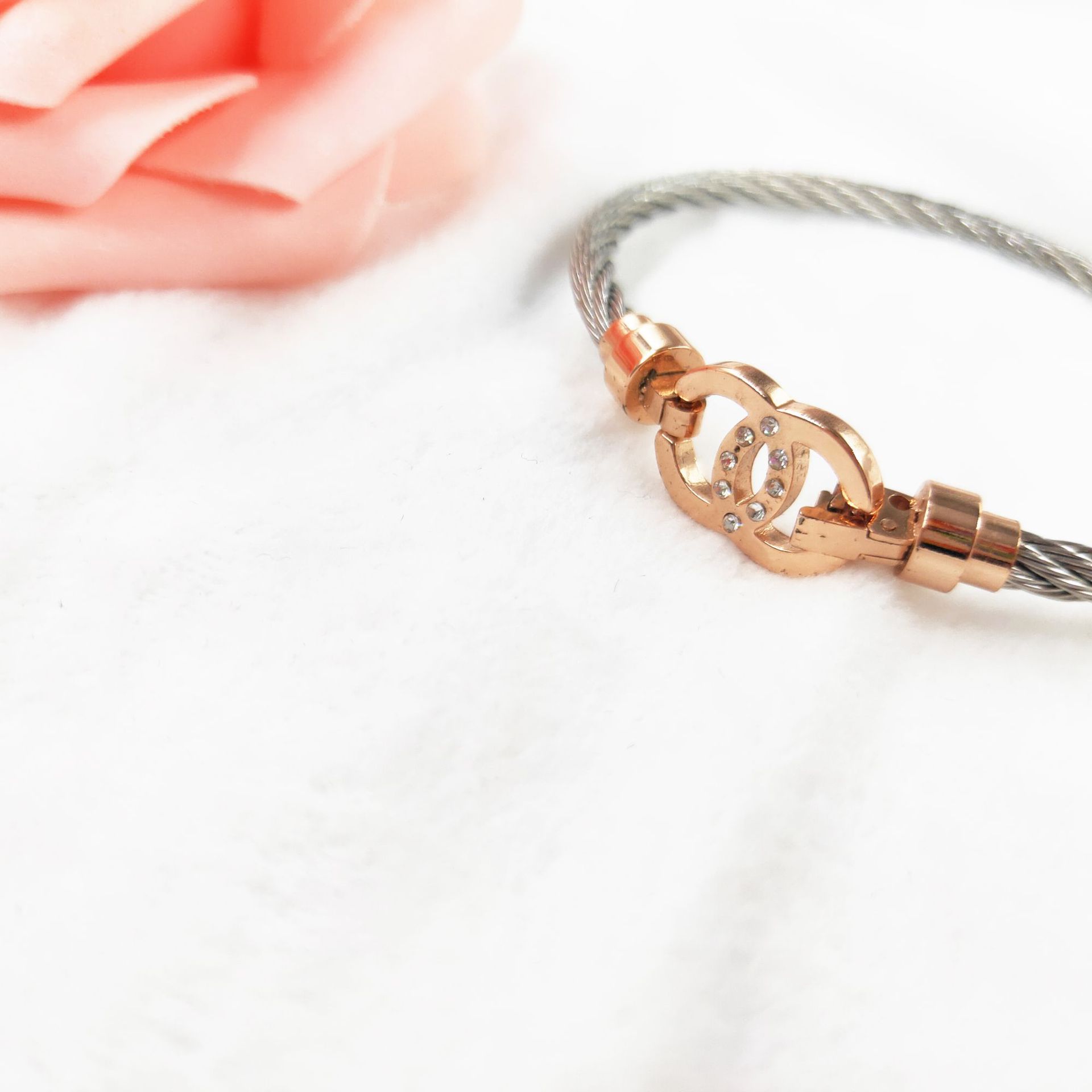 不锈钢麻花绳马蹄形镶钻手镯 f*d钛钢马蹄扣手镯 弹力钢丝绳手环