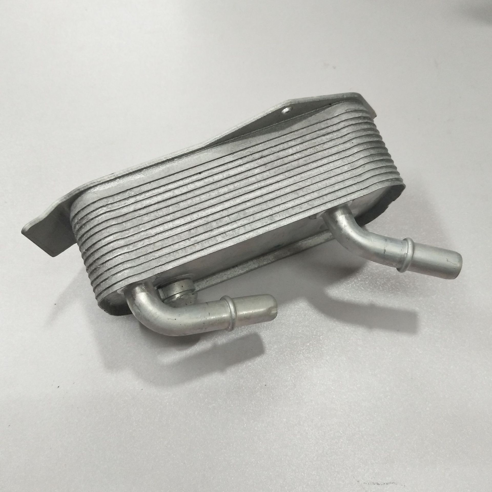 适用于宝马x1 e81 e82 e84 e87 e88发动机机油冷却器 17217529499