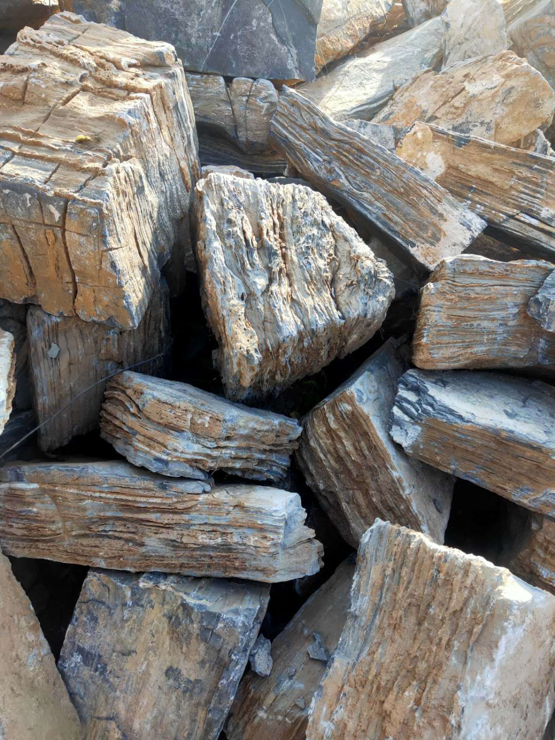 供应青灰色千层石红色手搬块千层石园林景观石河道驳岸石