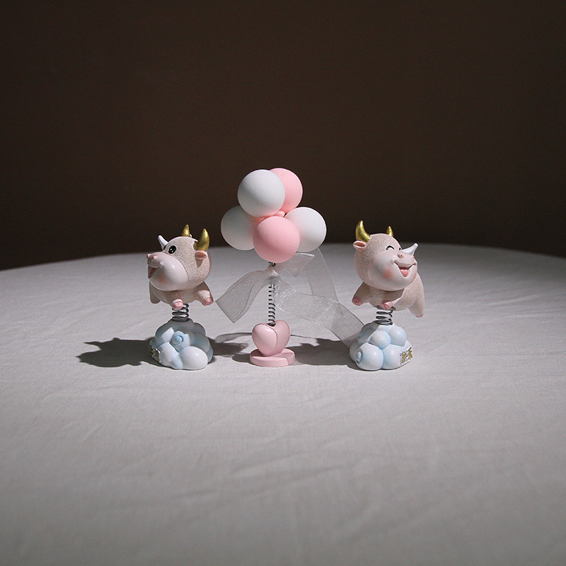 车上装饰品车内用品告白气球摆件创意可爱小牛女汽车高档牛气冲天