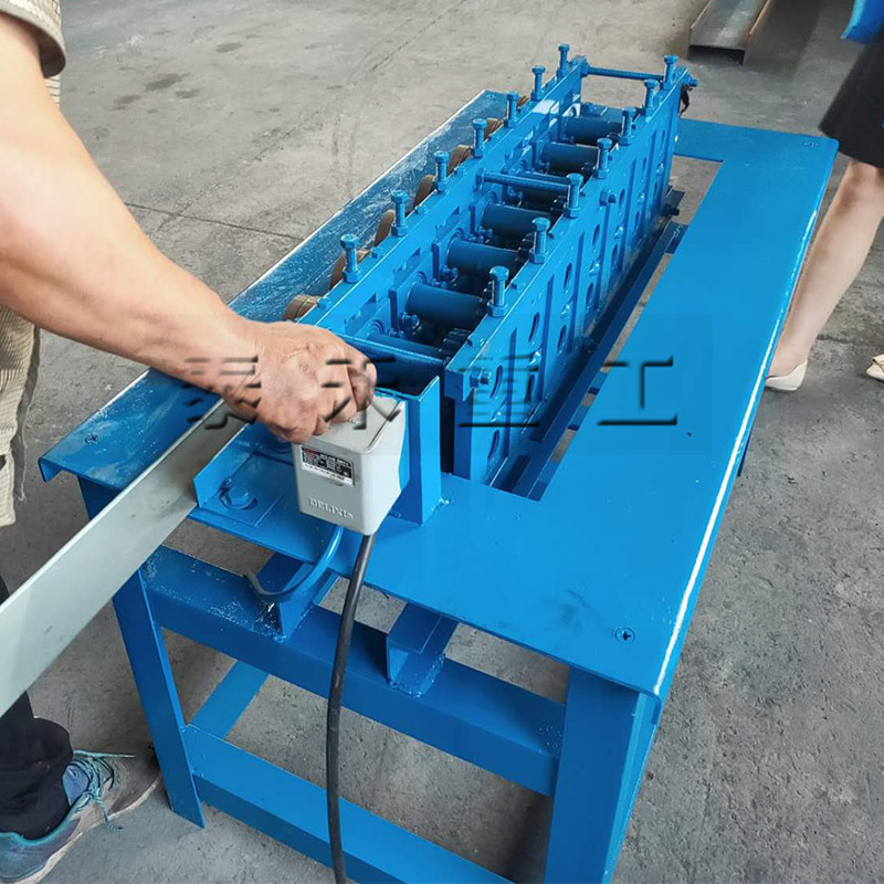 金属板材卷边机 加温岩棉包边机 板材翻边包边一体机彩钢板收边机