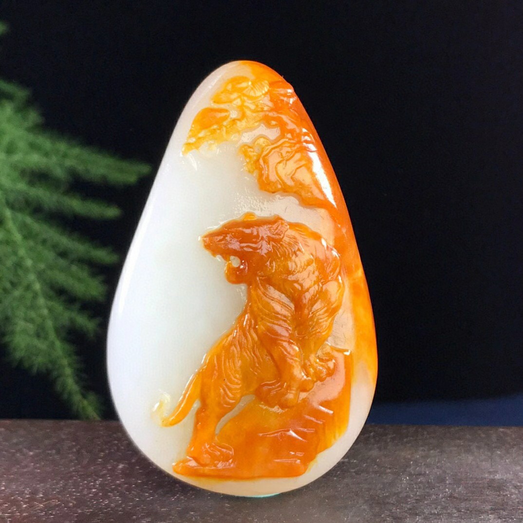 和田玉上山虎吊坠玉石雕刻随型虎挂件俏色巧雕虎把件生肖虎吊坠