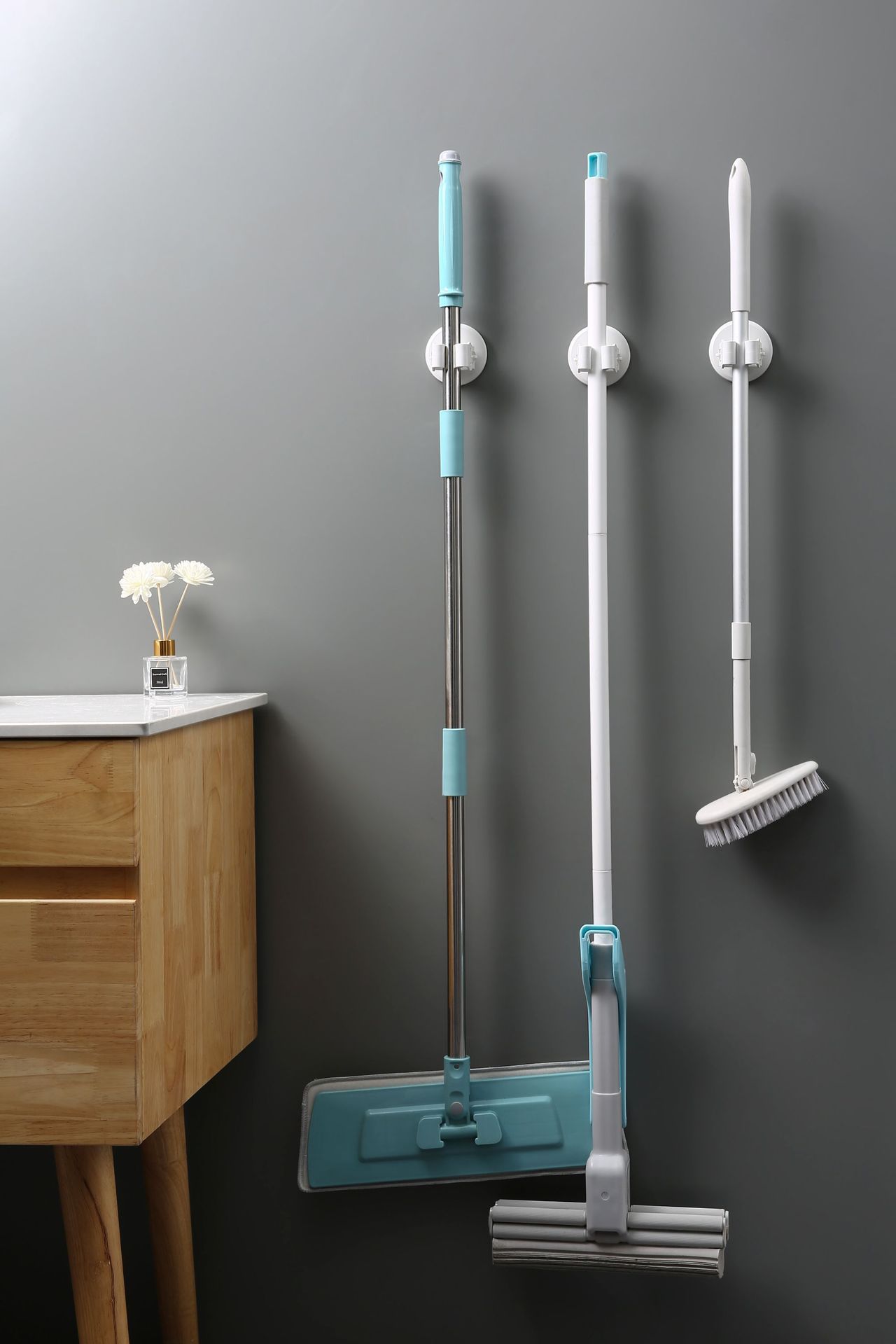 厂家直供壁挂拖把架免打孔无痕扫把架卫生间圆盘挂钩拖把收纳神器