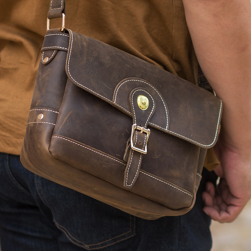 原创手工复古阿美咔叽疯马皮真皮龟背扣单肩斜跨邮差包挎包男女