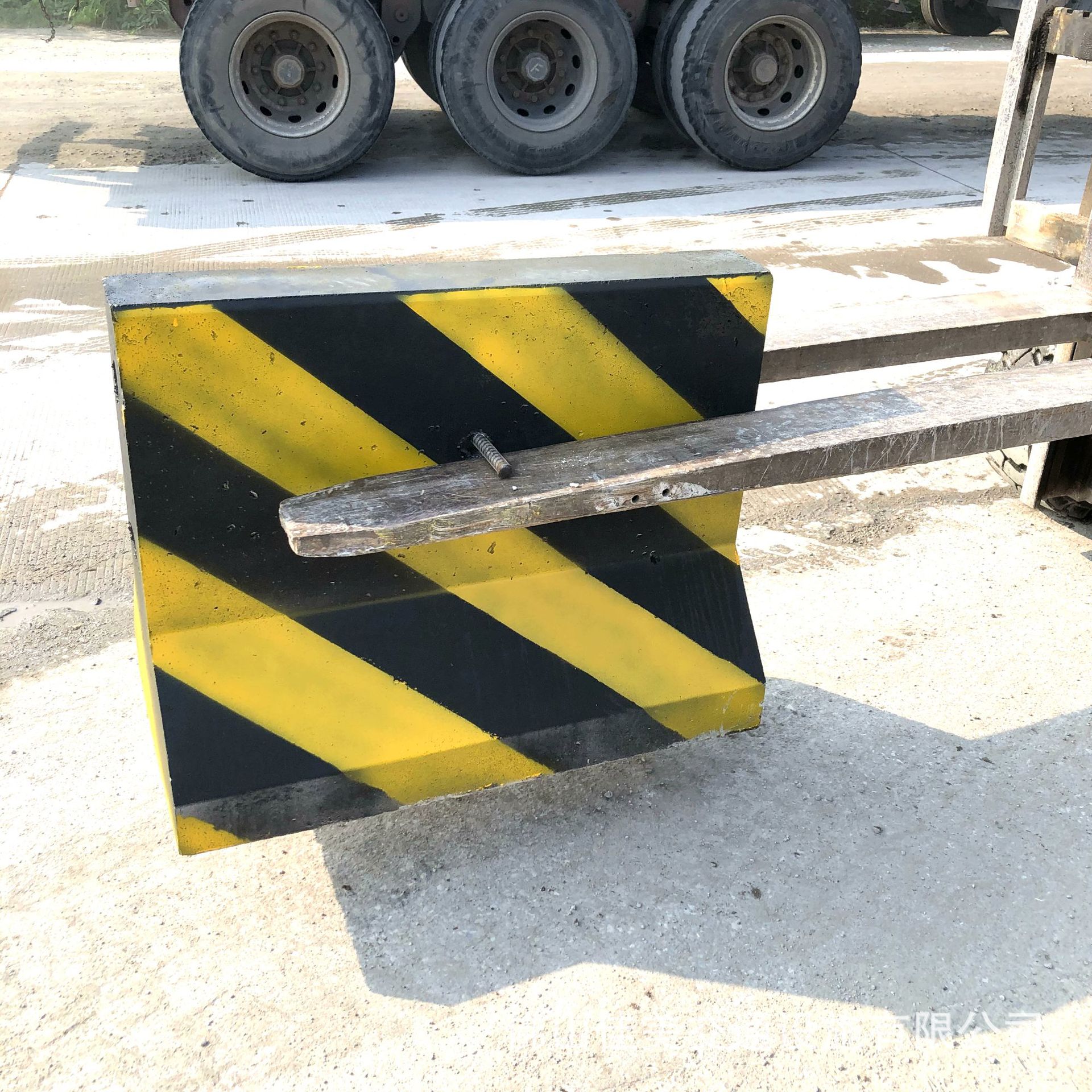 水泥防撞墩 堵塞路口混凝土墩 石马隔离墩 高速公路道路施工路障