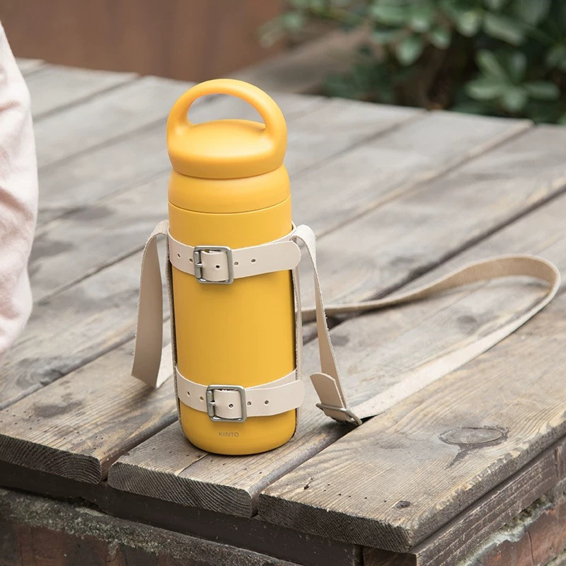 现货可伸缩皮革杯套 户外出行隔热杯套带提绳斜跨 水壶防摔杯提袋