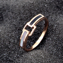 J3-311韩国时尚个性黑白长彩贝戒指对戒气质百搭潮人尾戒钛钢指环