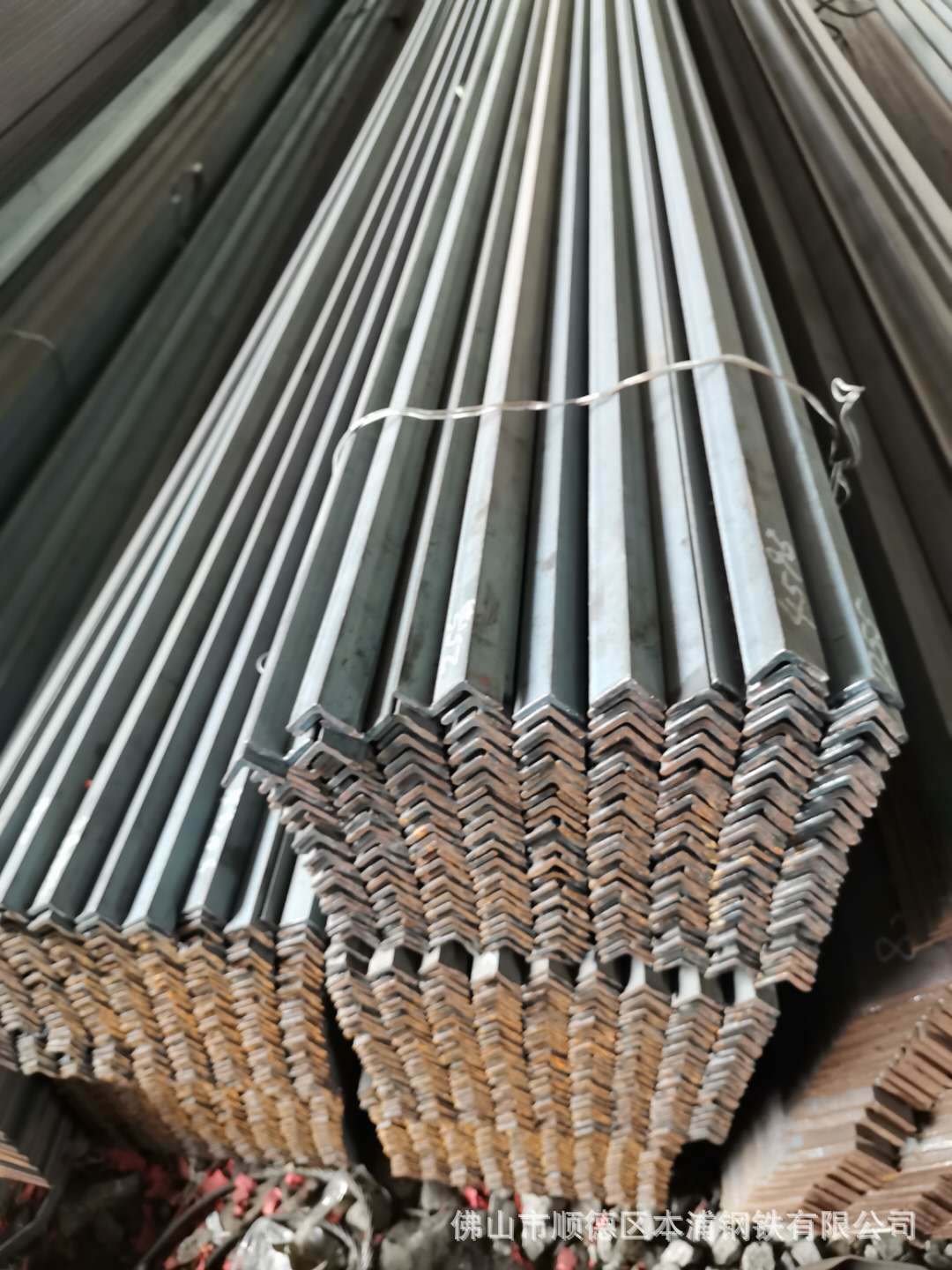 生产角钢的原料钢坯为低碳方钢坯成品角钢为热轧成形